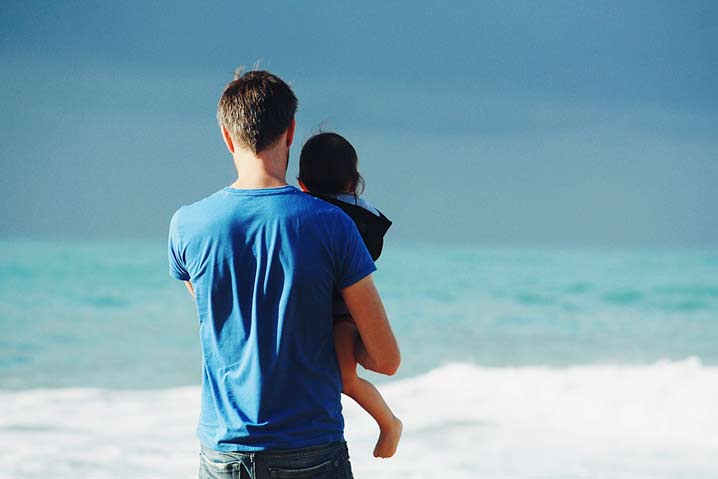 Alleinerziehnder Vater mit Kind am Strand